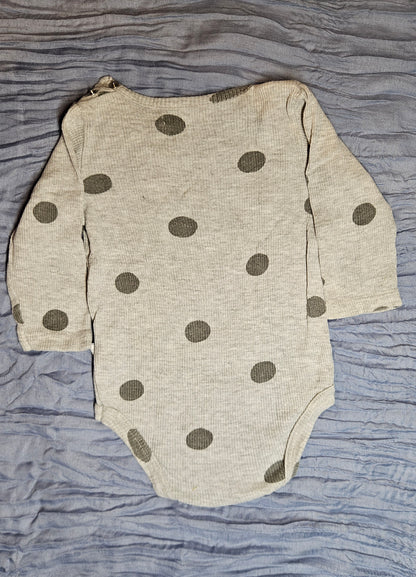 Body gris, lunares oscuros