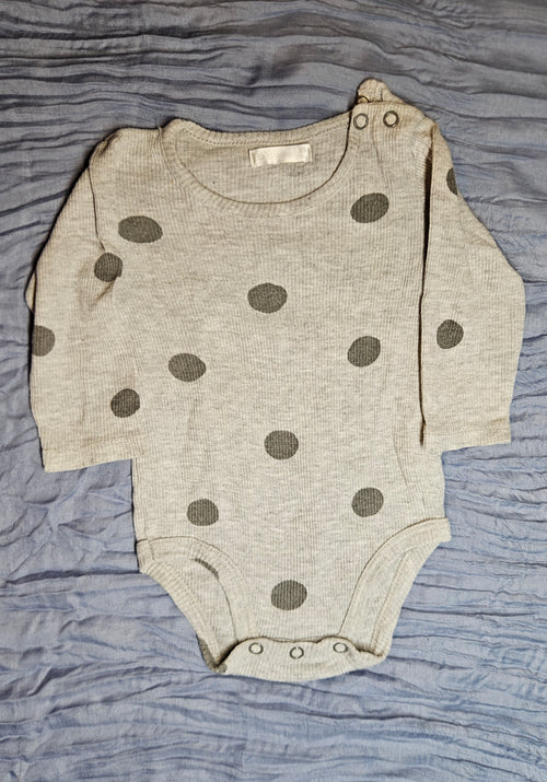 Body gris, lunares oscuros